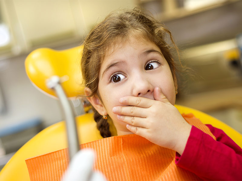 Bambina che ha paura del dentista