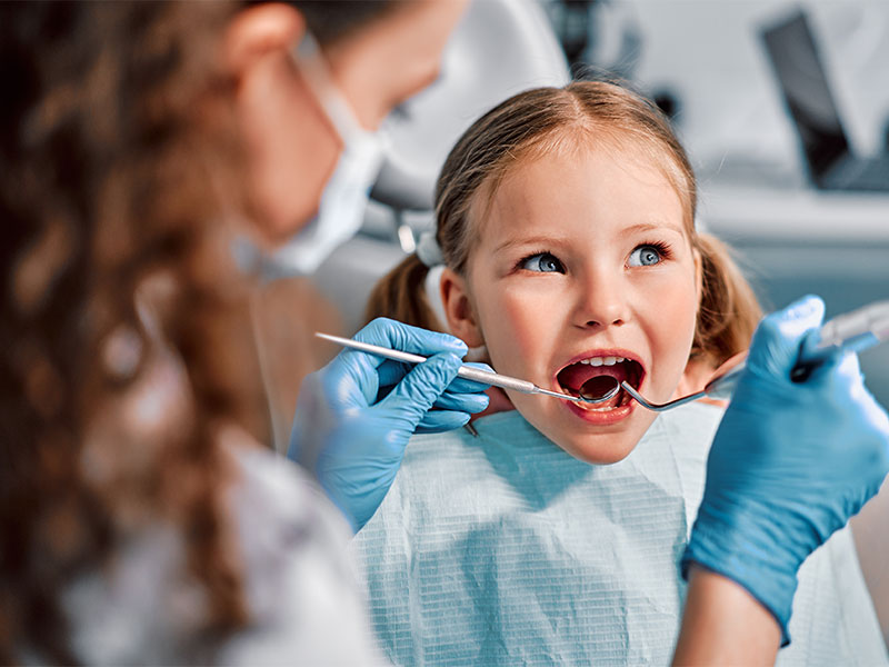 Dentista fa una visita ad una bambina